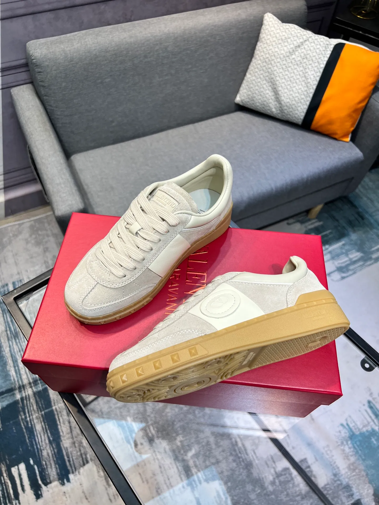 Men's shoes 💰620 👉🌹🌹VALENTINO counter synchronized new low-top casual sports shoes 👍Professional and high-end, perfect replica, first-class quality! 👍All made of original 1:1 materials, exclusive mold opening! 👍High mercerized cowhide fabric 👍TPU outsole, comfortable and wear-resistant, brand injection insole, 👍Full set of high-end counter packaging 👍All details are customized with 1:1 mold, striving for perfection! 👍Couple style female 35-41, male 38-46 (female 41, male 45 46 customized)